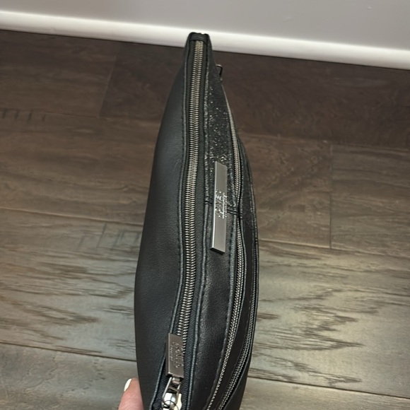 Jones NY PVC Cosmetic/travel wedge pouch,2 zip front pockets 1 interior,texture - Picture 4 of 12